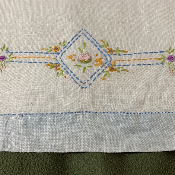 Lot of 4 vintage, embroidered dish towels. Various sizes. - Picture 2 of 5